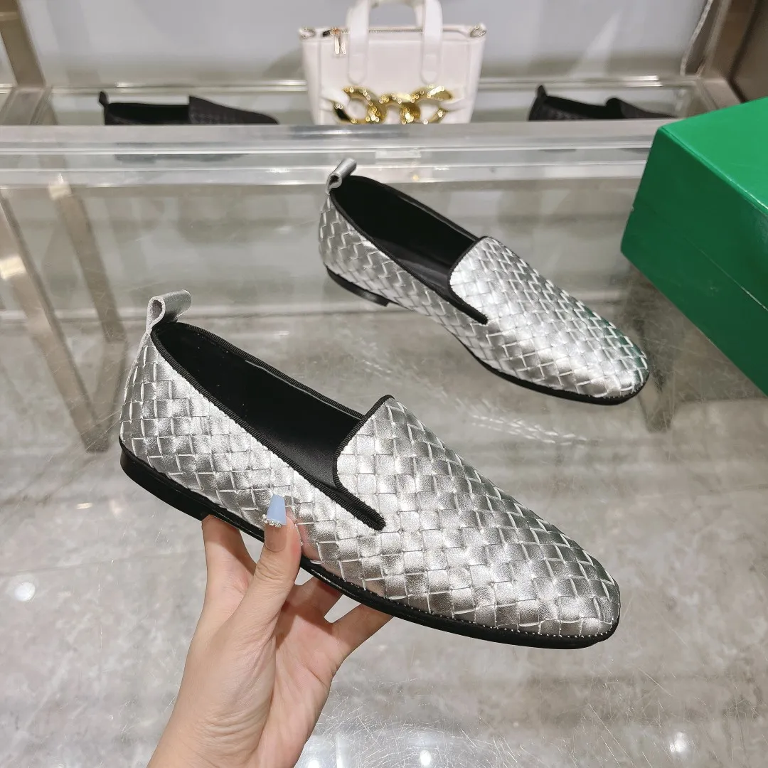 [BV] Top P: 760💰Size for couples: 35-44 (Female 40, Male 38 45, custom-made and non-returnable) (Bottega Veneta) Genuine leather outsole classic woven beanie shoes, two-wear heel set Blessed are the little feet👣👣Comfortable casual shoes that can be worn all year round, made of imported first-layer sheepskin➕fine-quality sheepskin leather, imported sheepskin lining, luxury genuine leather outsole [rose][rose], Bottega Veneta is an Italian luxury brand. Made using traditional Italian leather craftsmanship. .